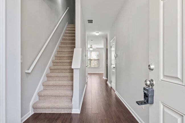 Building Photo - 3 Bedroom Townhome in Stonecrest!