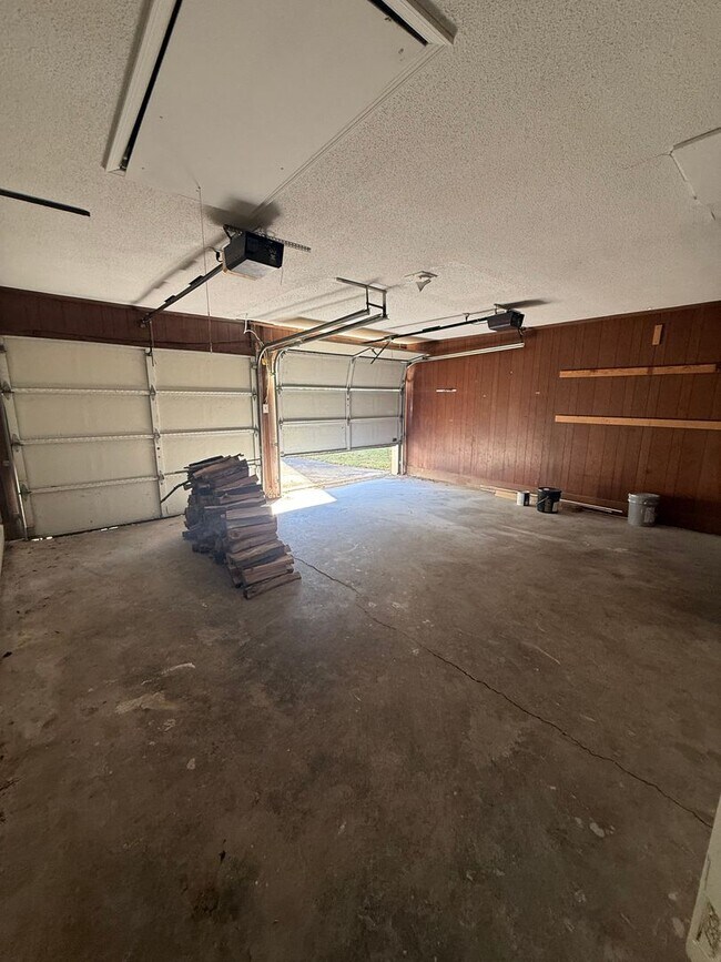 Building Photo - ** 4 bed 2 bath located in Woodmere Park *...