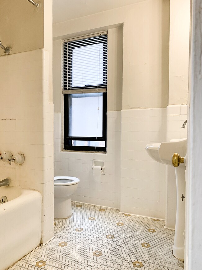 Building Photo - 8925 E Jefferson Ave