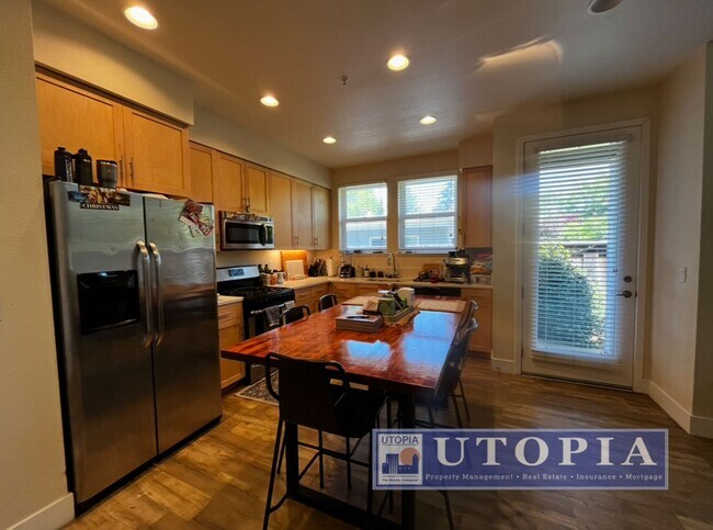 Building Photo - Spacious and Modern 3-bedroom, 3.5 bathroo...