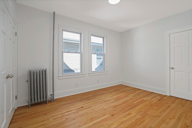 Building Photo - 430 E 5th St