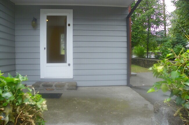 Building Photo - PETS CONSIDERED! Located in Bend's HISTORIC District, Walk to Drake Park! A/C, All Appliances, Ha...