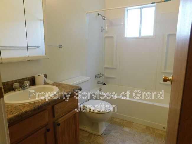 Building Photo - 2860 Elm Cir