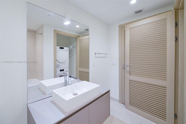 Building Photo - 1000 Brickell Plaza