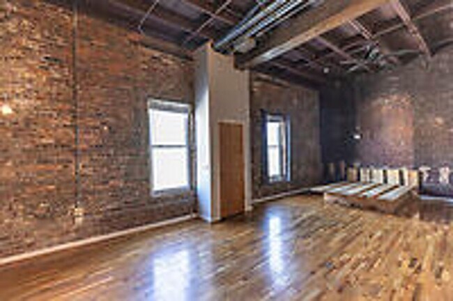 Building Photo - New Listing!