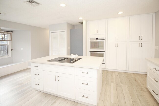 Building Photo - 896 Rose Ct