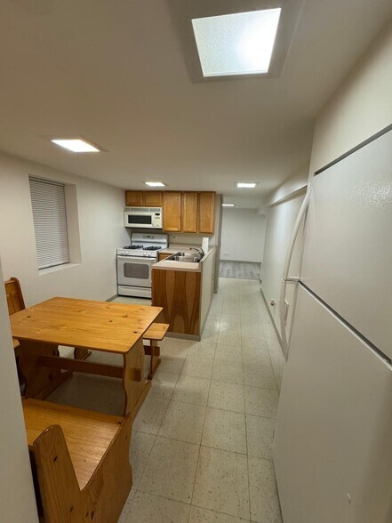 Kitchen - 5434 N Lotus Ave