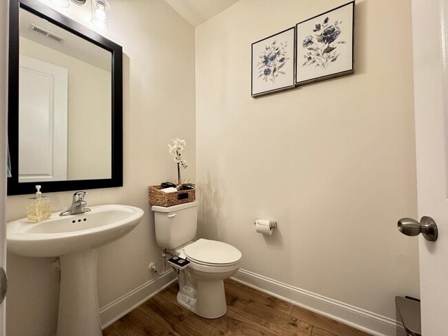 Building Photo - Spacious Luxury 3 Bedroom Townhome for Rent - Great Amenities