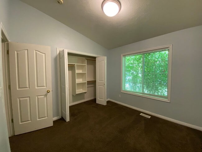 Building Photo - 5 bedroom / 3 bathroom Single Family Home