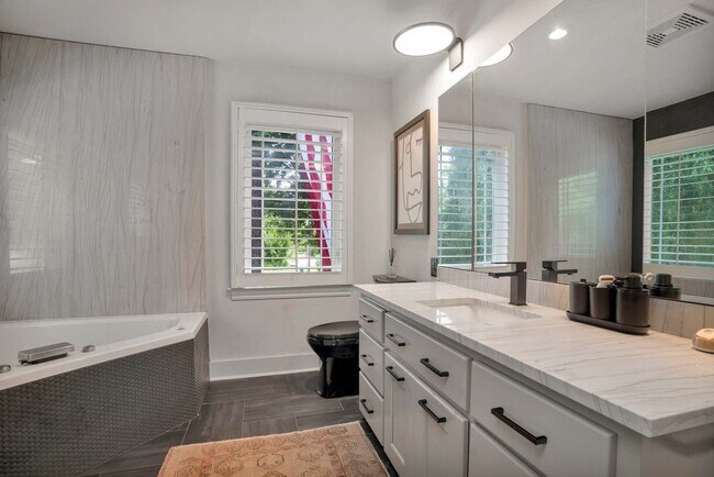 Building Photo - 802 N Park Ave