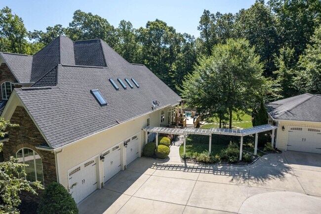 Building Photo - 246 Valley Meadow Dr