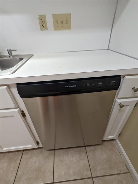 Building Photo - 6222 Bell Gables