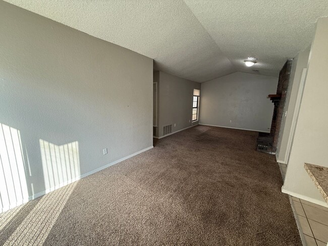 Building Photo - 5728 S Vancouver Ave