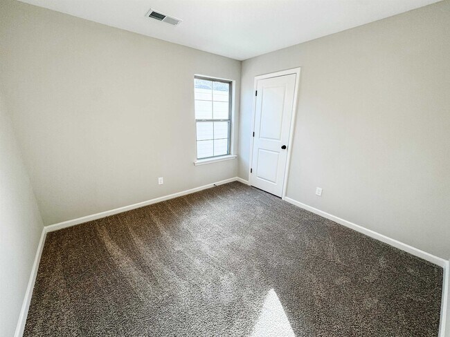 Building Photo - 400 Maple St