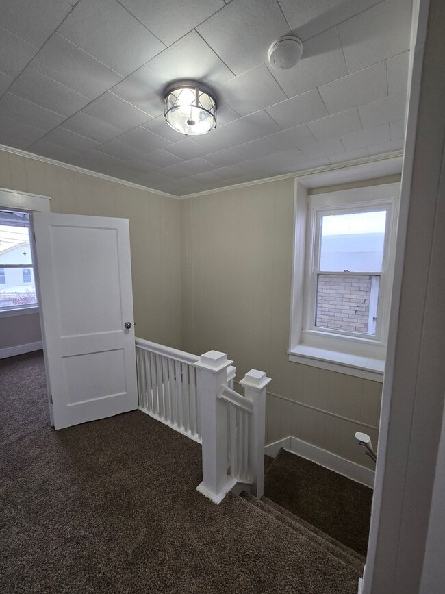 Building Photo - Newly renovated Beechview Home with Bonus ...