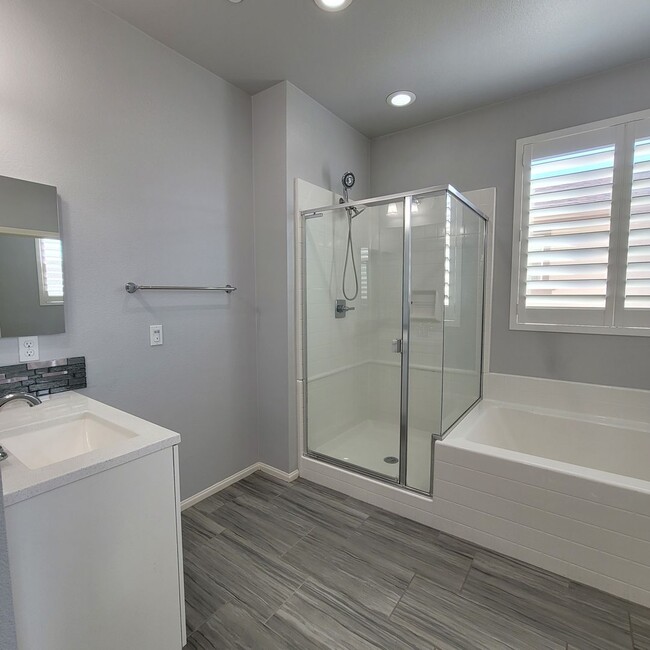 Building Photo - E. Ventura Newer Construction 3+2.5 bath H...