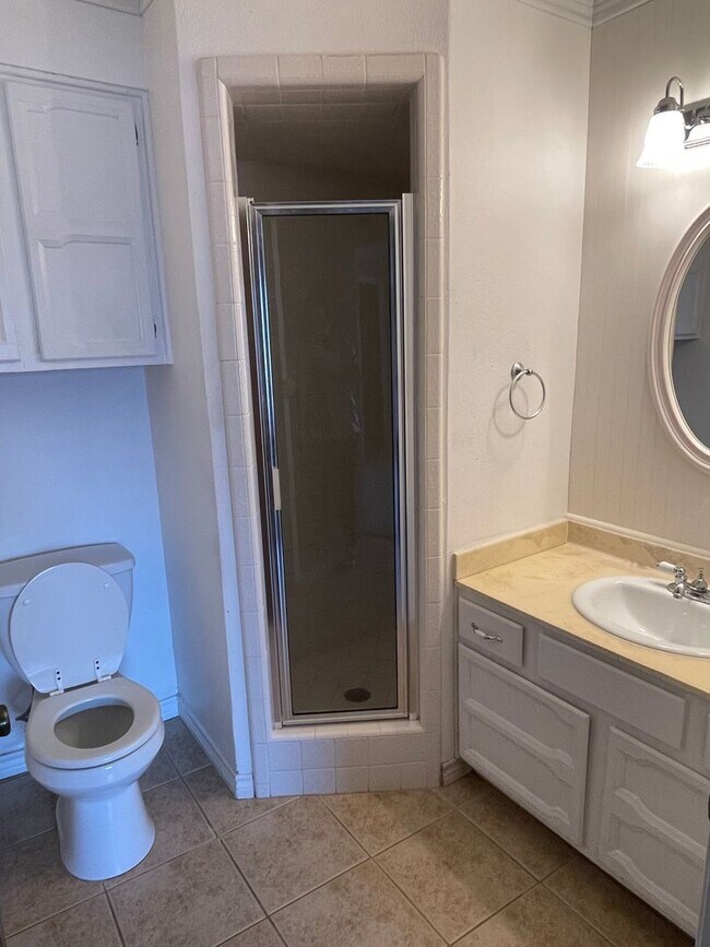 Building Photo - Split level home in West Lampasas