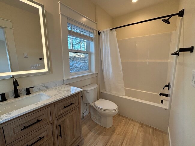 Building Photo - 480 SE Reed Market Rd