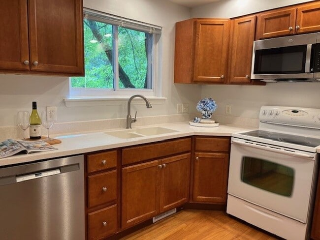 Building Photo - Spacious 3-Bedroom, 2-Bath located in the heart of Carrboro