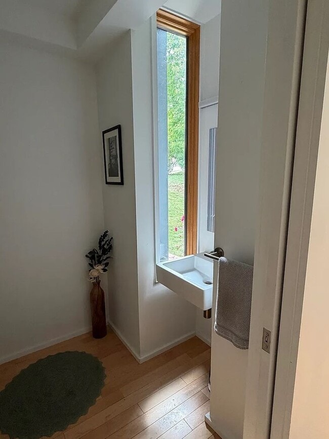 Building Photo - Spacious Pet-Friendly 4BR Home Near Downtown & UVA