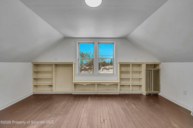 Building Photo - 208 E Warren St