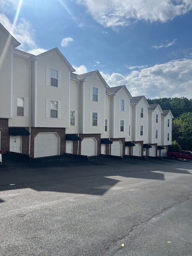 Primary Photo - Spacious 2-Bedroom Townhouse with Garage