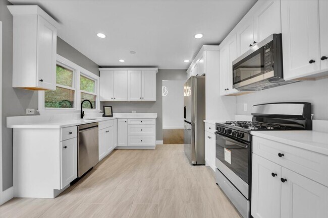 Building Photo - 1001 Oak Ln