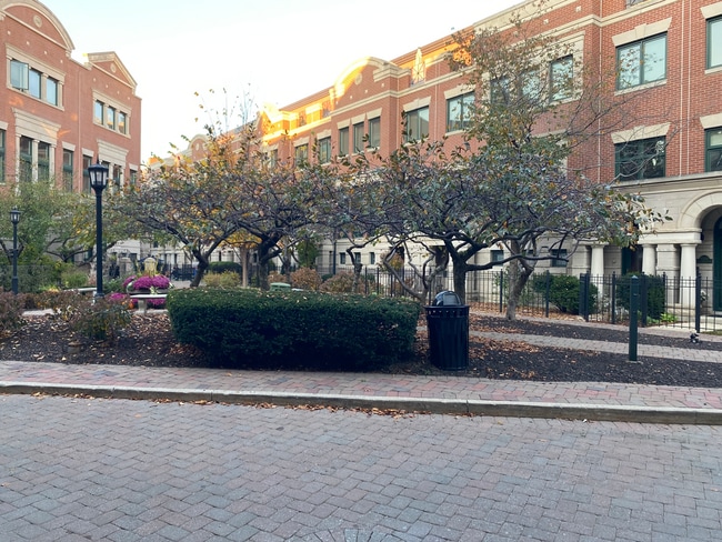 Back Courtyard - 2017 N Lincoln Ave