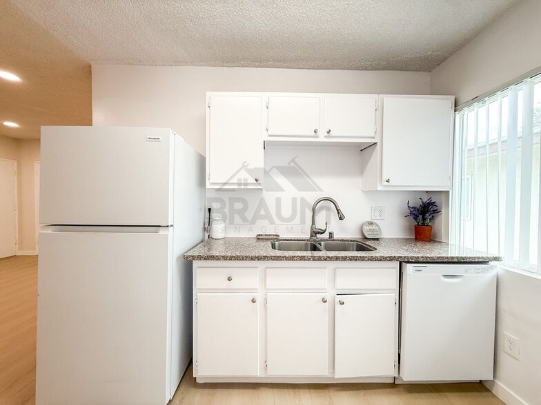 Building Photo - 13129 Oxnard St