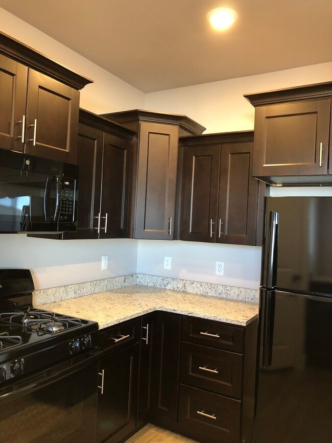 Building Photo - Beautiful Cedar Townhome