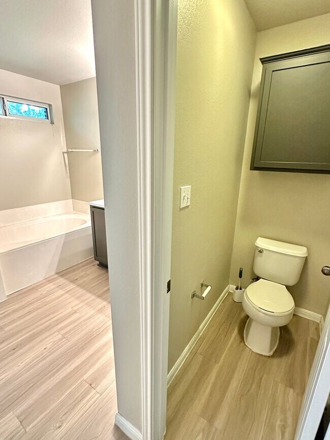 Building Photo - Stunning 4-Bedroom Home in the Desirable S...