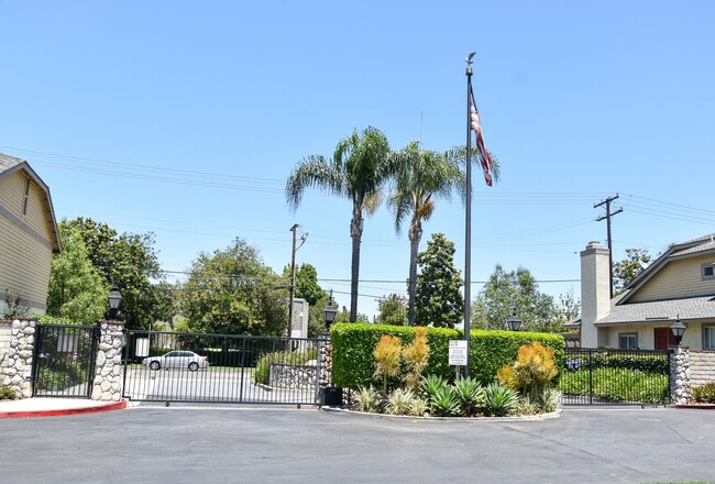 Building Photo - 3 Bedroom 2.5 Bath Hampton Court Condo Nea...