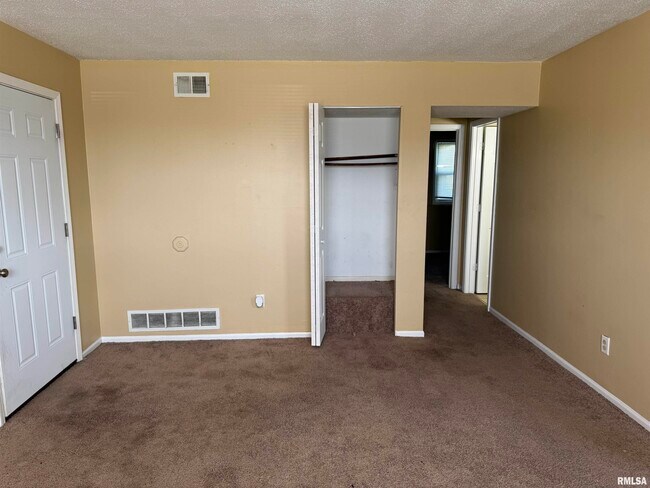 Building Photo - 415 W Cedar Ln Dr