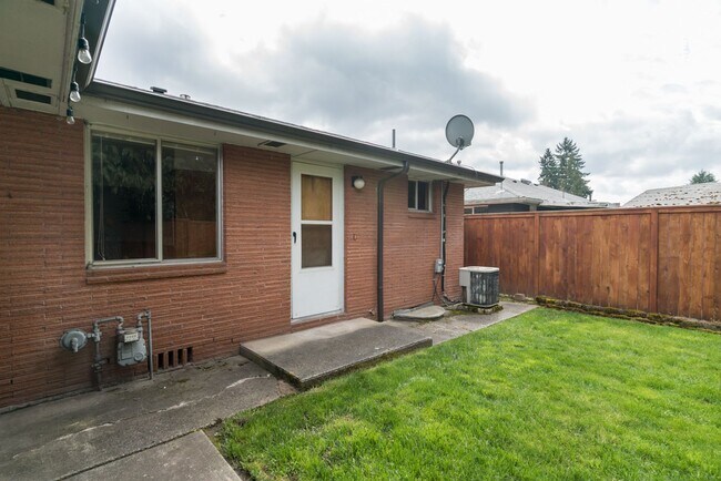 Building Photo - $500 move-in incentive! Awesome 3-bdrm/2-bath duplex in heart of Hillsboro—Laundry hook ups, atta...