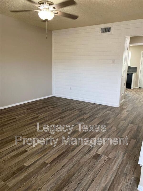 Building Photo - 1608 Sun Valley Dr