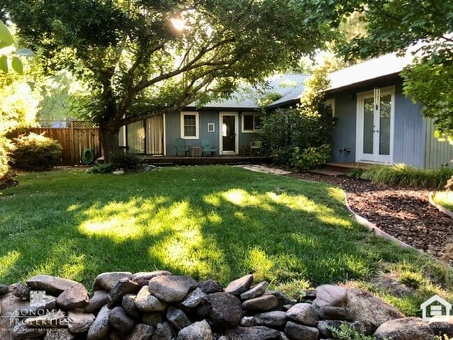 Building Photo - Inviting 3BD/2BA Home in Glen Ellen