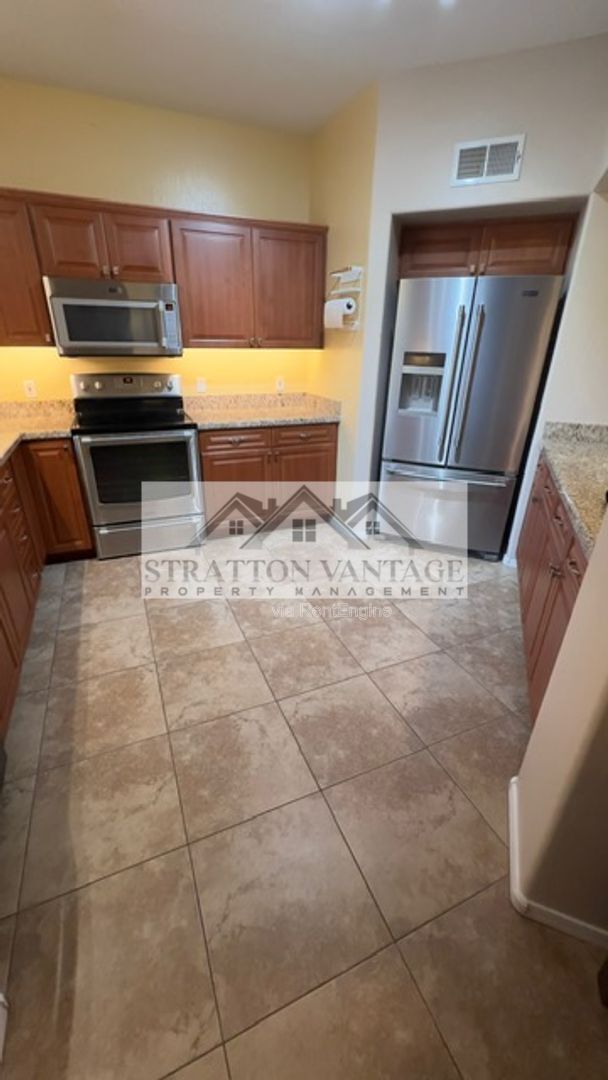 Building Photo - 1351 N Pleasant Dr