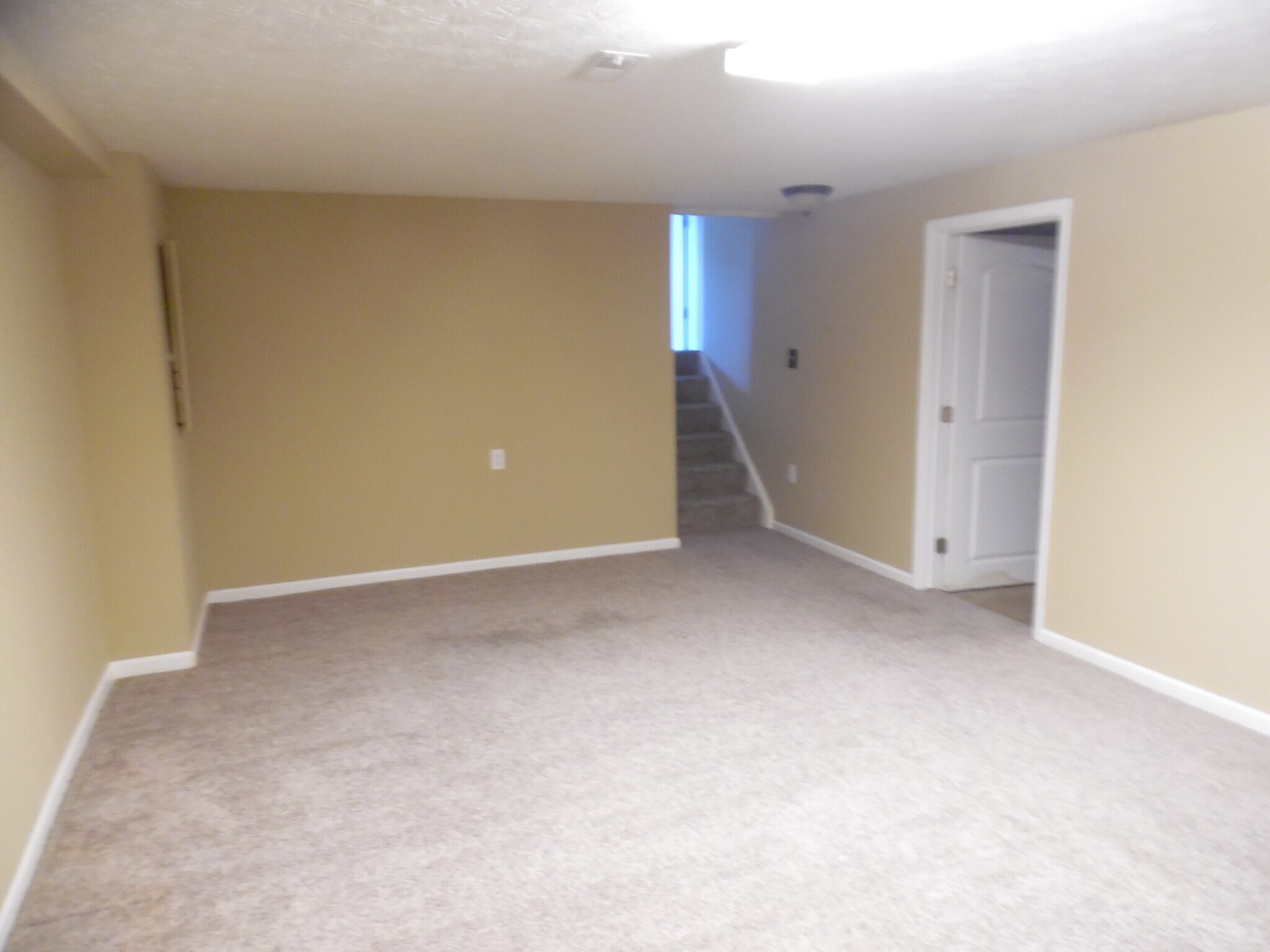 Building Photo - 8760 Ashbrook Dr
