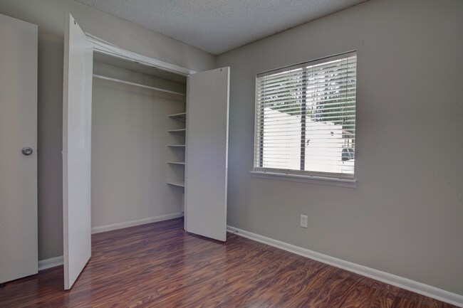 Building Photo - 950 Forestbrook Rd