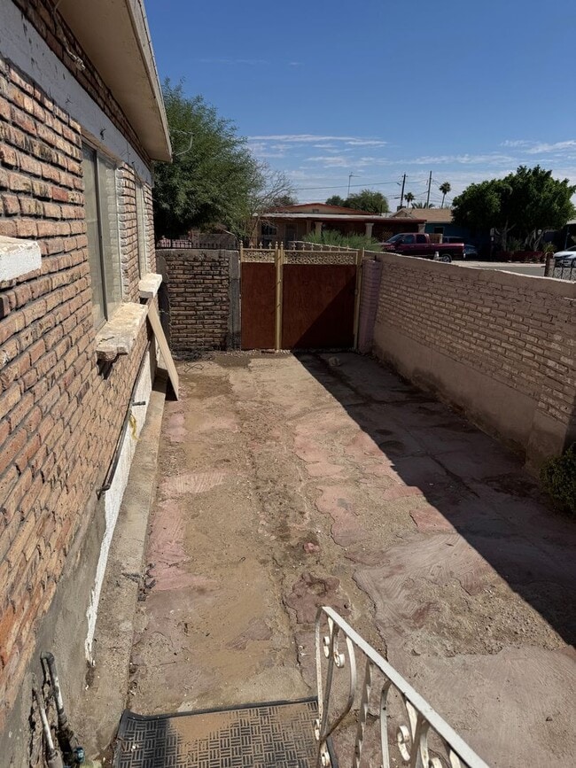 Building Photo - Centrally Located 1 Bedroom Studio Style R...