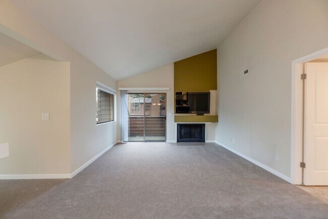 Building Photo - Great 1bed 1bath Location in Kirkland! Parking and W/S/G included in rent