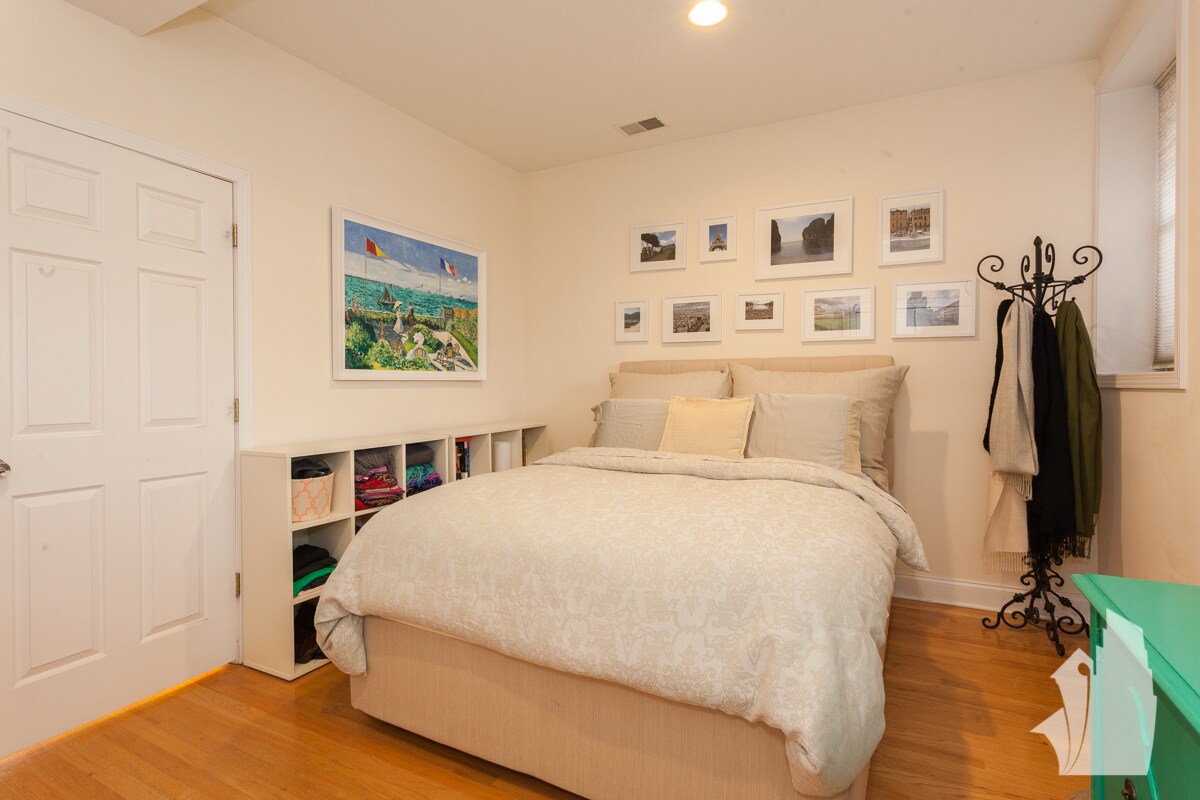 Building Photo - 3750 N Wilton Ave