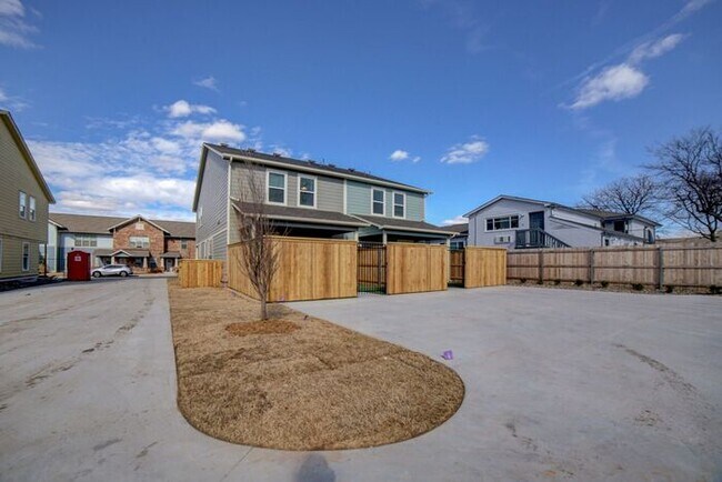 Building Photo - New Luxury 4/2.5 Townhome Close to Downtown! Move in Special!