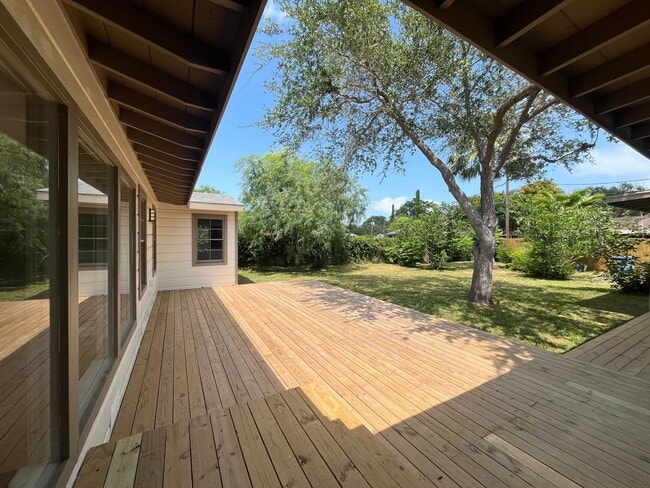 Building Photo - UPDATED HOME IN LAMAR PARK!!