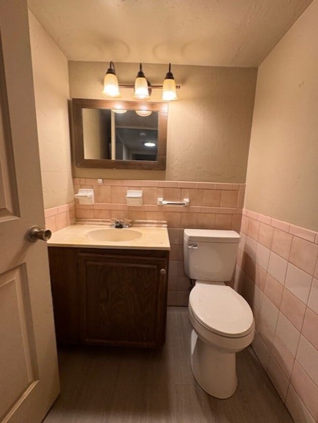 Building Photo - 4 bed 2.5 bath 2 story duplex! New paint and flooring ready for move in!