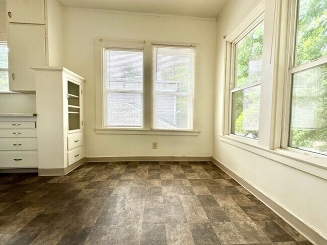 Building Photo - 644 W 4th St