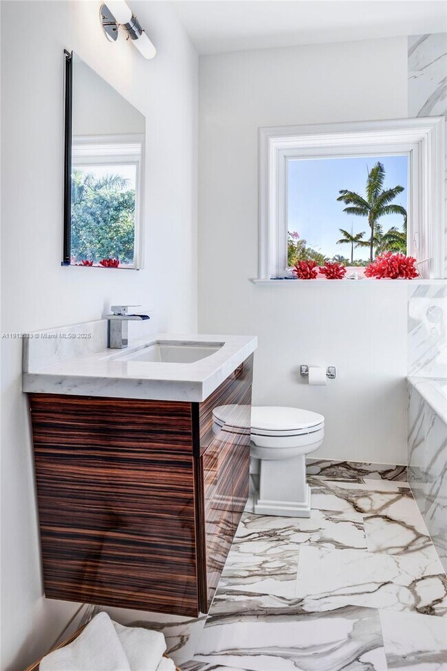 Building Photo - 5800 La Gorce Dr