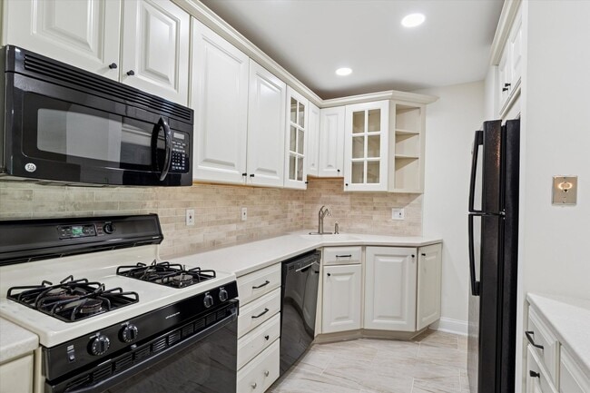 Building Photo - Fully Renovated 2B/2B unit in Old Forge Cr...
