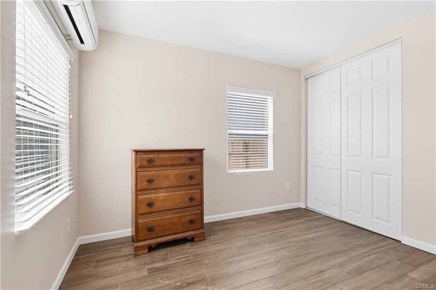 Building Photo - 1033 E 57th St