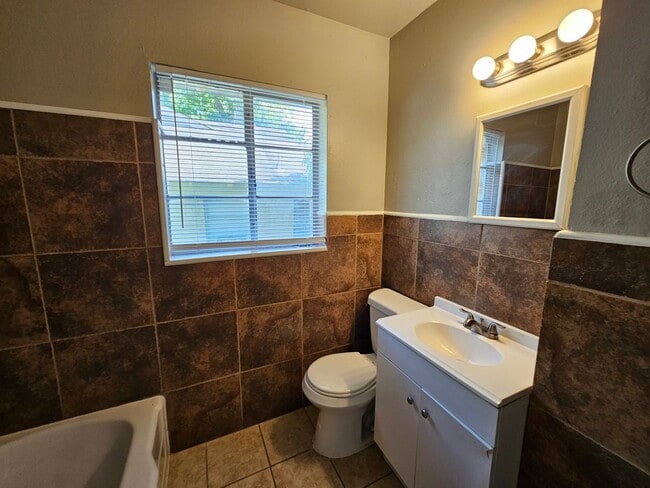 Building Photo - 2bed 1 bath near VA Hospital